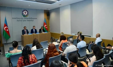 Rəsmi Bakı 58 xarici jurnalisti 