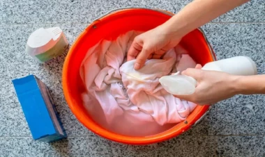 Rəngli paltarlarda dezodorant ləkəsini çıxarmağın yolu