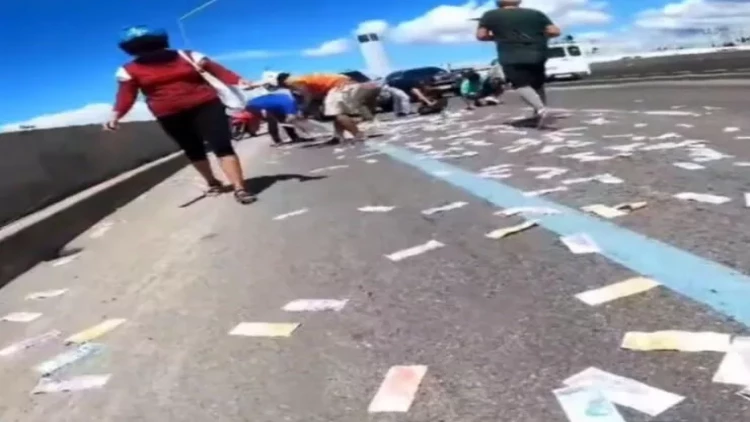 Yola tökülən pulları sürücülər yığdı