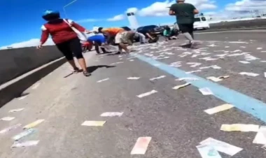 Yola tökülən pulları sürücülər yığdı