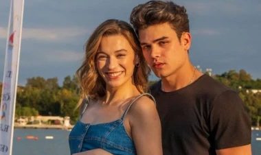 Daha bir serialın aktyorları sevgili oldu