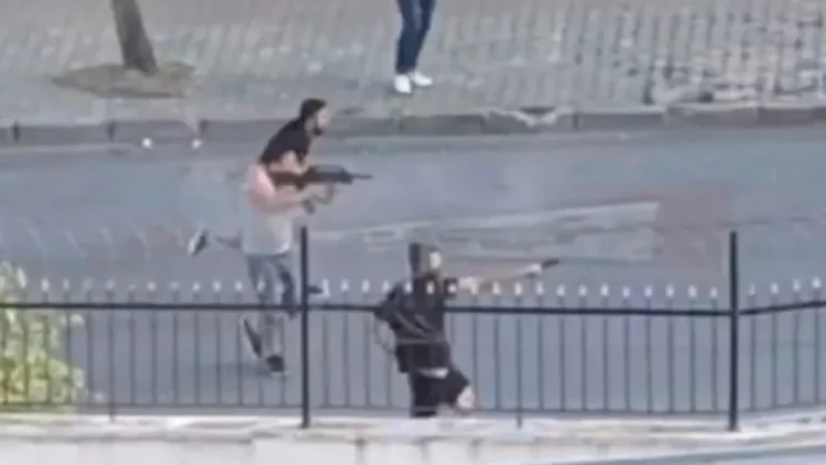 Məhəllədə dayanan avtomobilə atəş açdılar