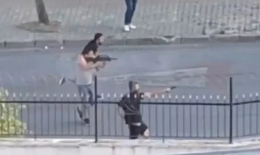 Məhəllədə dayanan avtomobilə atəş açdılar