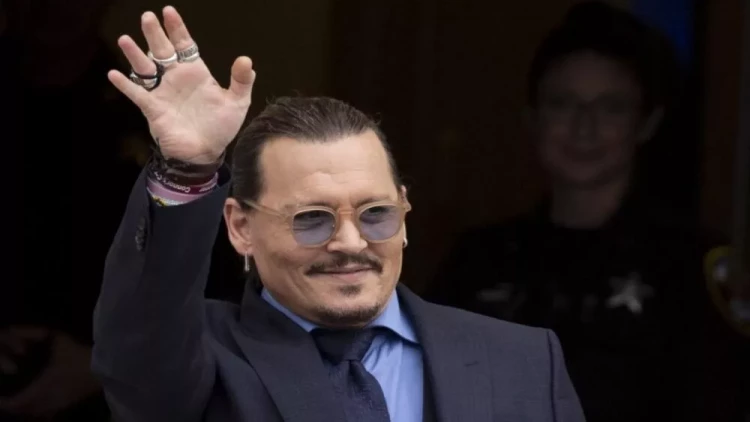 Hollivud ulduzu əsa ilə gəzərkən görüntüləndi - FOTO