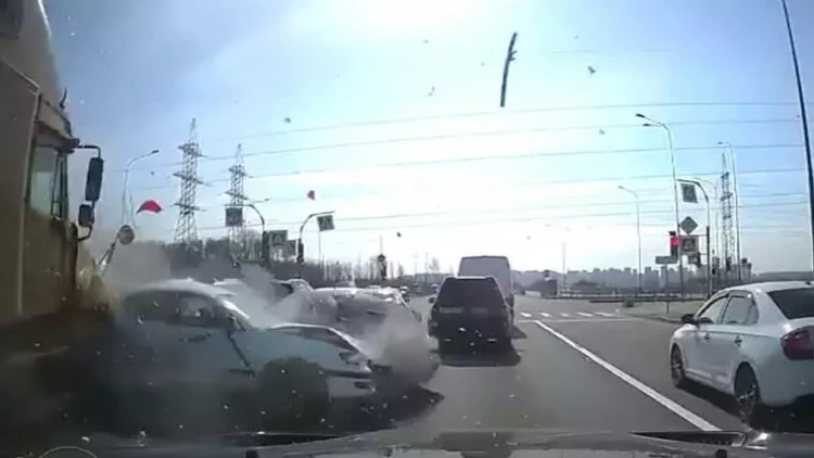 Yük maşını 14 avtomobili əzdi - ANBABAN GÖRÜNTÜ