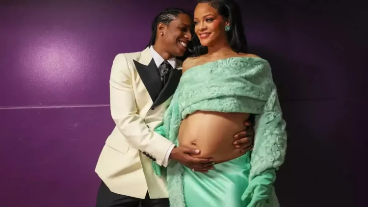 Hamilə Rihanna alt paltarı reklam etdi