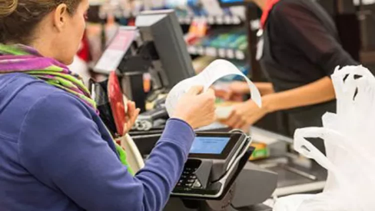 Marketlərin qiymət tələsi - Vitrin və kassada qiymət fərqinə niyə nəzarət olunmur?