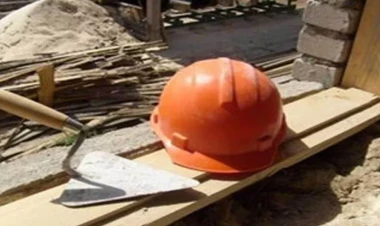 Naxçıvanda BƏDBƏXT HADİSƏ: Nərdivan sındı, ustalardan birinin qulağı qopdu