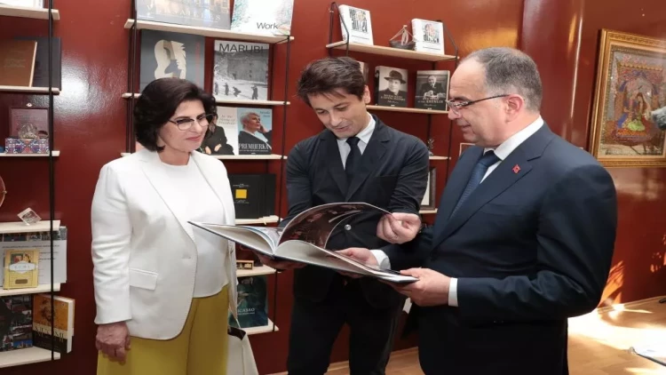 Bayram Beqay və xanımı Nizami Gəncəvi Beynəlxalq Mərkəzi ilə tanış olublar