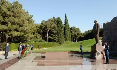 Bayram Beqay Ulu Öndər Heydər Əliyevin məzarını ziyarət edib - FOTO