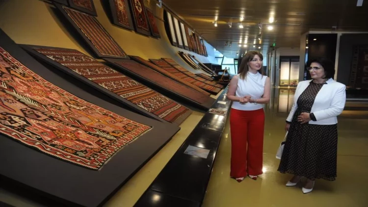 Albaniyanın birinci xanımı Xalça Muzeyi ilə tanış olub - FOTO