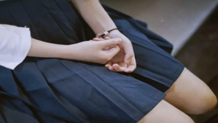 Küçədə 5 qız əlbəyaxa oldu - VİDEO rekord qırır