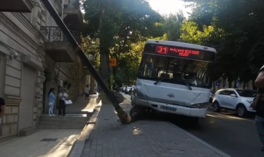 Bakıda sərnişin avtobusu işıq dirəyinə çırpılıb
