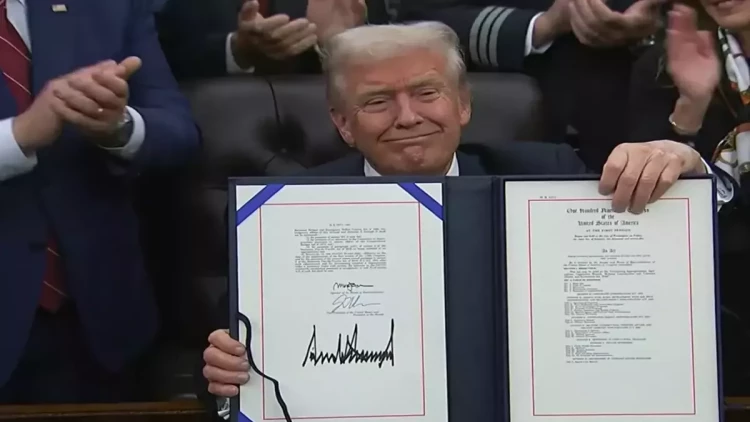 Tramp qanun imzaladı - 43 gün sonra yenidən fəaliyyətə başladı