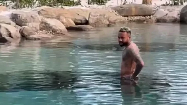 Neymar şəxsi torpaq sahəsində süni göl yaratdığına görə 3,3 milyon dollar cərimələnib