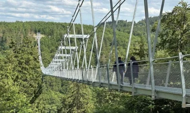 Almaniyada piyadalar üçün dünyanın ən uzun asma körpülərindən biri açılıb - FOTO
