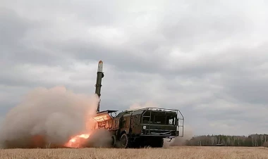 Kiyevə atılan raket qəlpələri Azərbaycan səfirliyinin binasına düşdü - FOTO