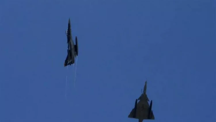 2 təyyarə toqquşdu, bir pilot öldü - VİDEO