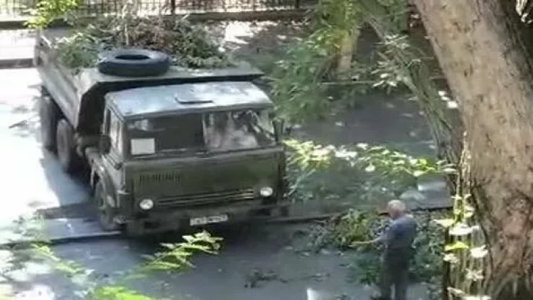 Mingəçevirdə bir nəfər qırılan ağacın altında qaldı - VİDEO