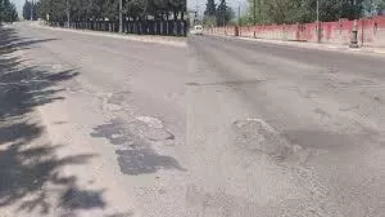 Bakıda yollarda yaranan çuxurlar sürücələri ziyana salır - VİDEO