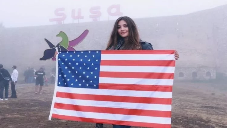 Van Dammın gəlini Amerika bayrağı ilə Şuşada - FOTO