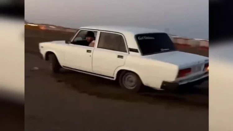 Çimərlikdə avtoşluq etdi, DİN araşdırma başlatdı - VİDEO