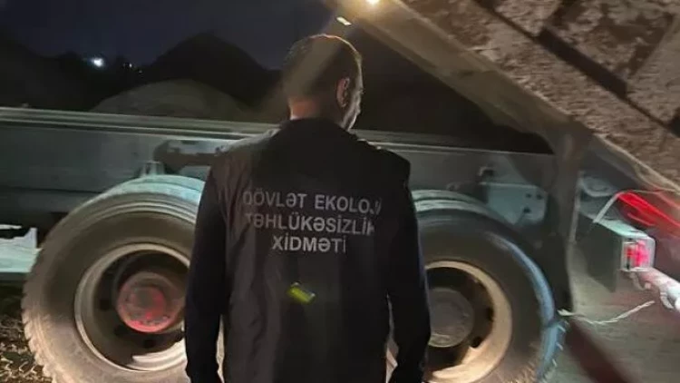 Bakıda gecə saatlarında qanunsuz torpaq, qum daşınır - FOTO