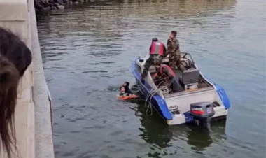 Bulvarda qadın özünü dənizə atdı - VİDEO