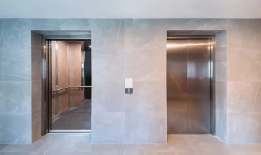 Dəhşətli anlar: 3 yaşlı uşaq lift şaxtasına düşdü – ANBAAN VİDEO