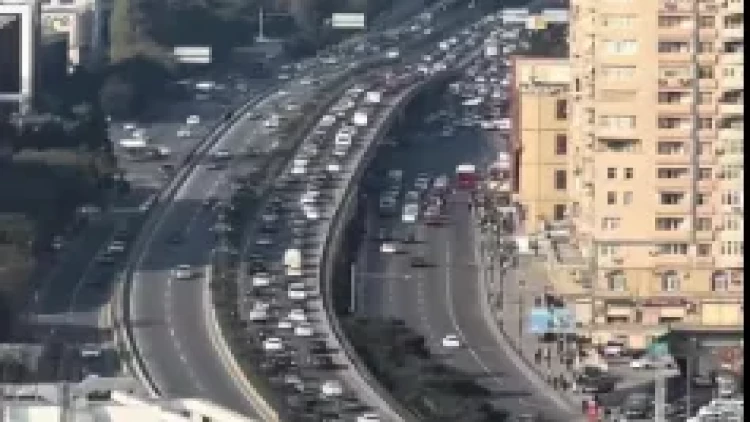 Yeni zolağa görə həftəsonu kilometrlərlə tıxac yarandı - VİDEO