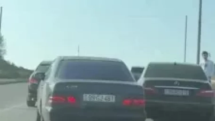 “Maşın bazarı”nın ətrafında süni tıxac: alverçilər yolu zəbt edib - VİDEO