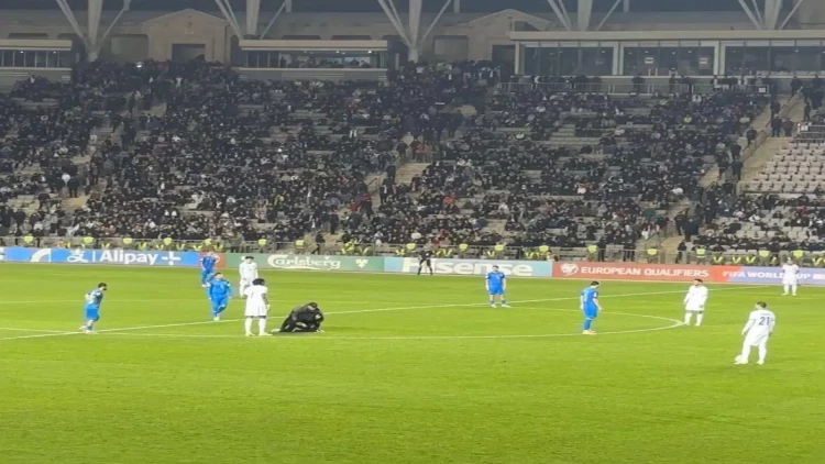 Fransa-Azərbaycan oyunu zamanı meydançaya daxil oldu -  Oyun dayandı - VİDEO