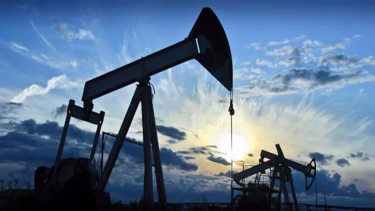Dünyada neftə yatırımlar azalır: nə baş verəcək?