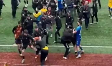 Futbol meydançası boks rinqinə çevrildi - 24 qırmızı vərəqə - FOTO