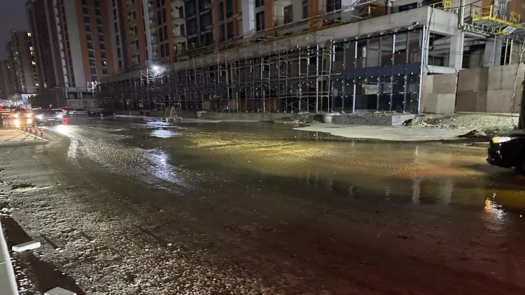 Bakıda su xətti partladı - böyük gölməçə yarandı - VİDEO - FOTO