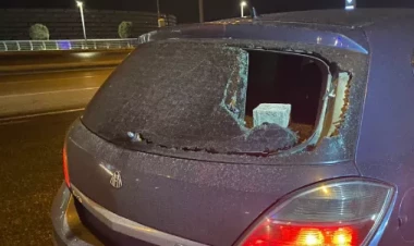 Bakıda cinsi azlığın nümayəndələri avtomobilə daşla zərər yetiriblər - FOTO