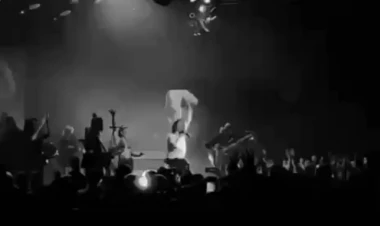 Çelik səhnədə yıxıldı - VİDEO