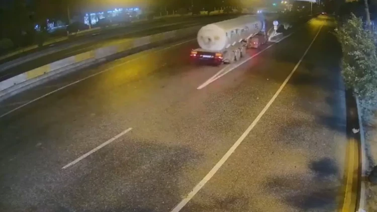 “20 Yanvar”da LPG daşıyan yük maşını belə qəza törətdi - ANBAAN VİDEO