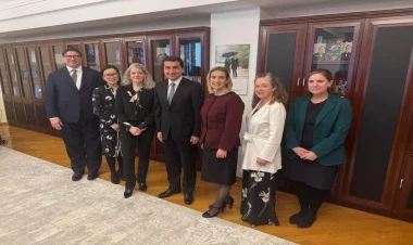 Hikmət Hacıyev Alison Hukerin ilə Ermənistan-Azərbaycan sülh gündəliyini müzakirə edib