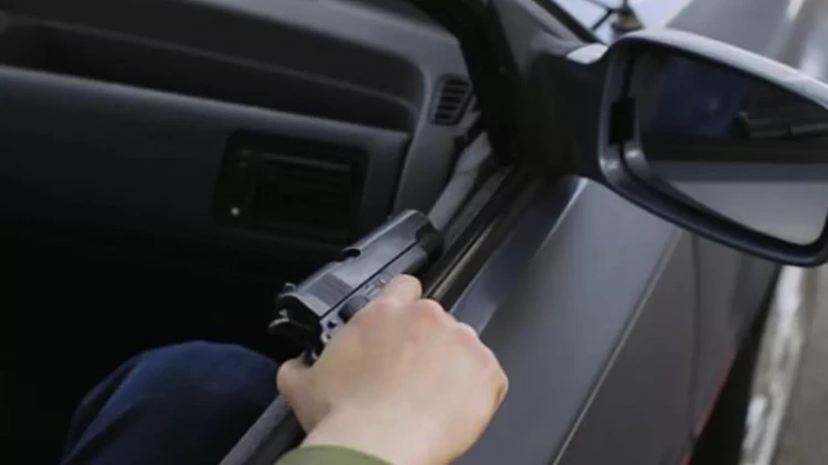 Gecə vaxtı oyuncaq silahla şadlıq evinin qarşısında qorxu yaratdı