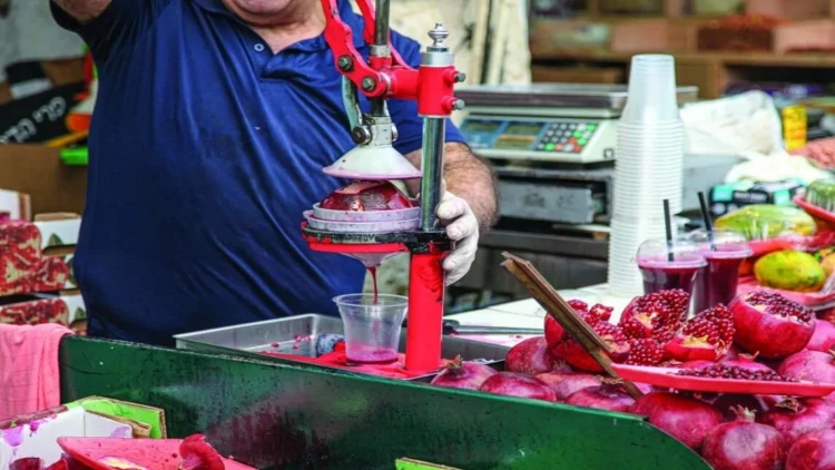 Küçədə satılan nar şirəsi zəhərlənməyə səbəb ola bilər