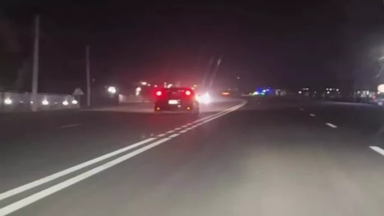 Azərbaycanda qadın sürücü boş yolda 