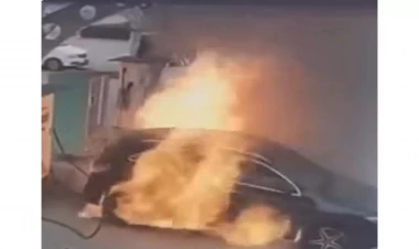 Şarj aparatında olan elektrikli avtomobil belə yandı - Hadisə anı - VİDEO