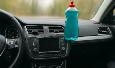 Avtomobilin şüşəsinə qabyuyan maye çəkin - səbəb