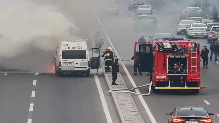 Heydər Əliyev prospektində maşın yanıb kül oldu - VİDEO