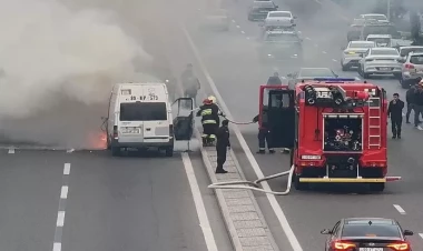 Heydər Əliyev prospektində maşın yanıb kül oldu - VİDEO