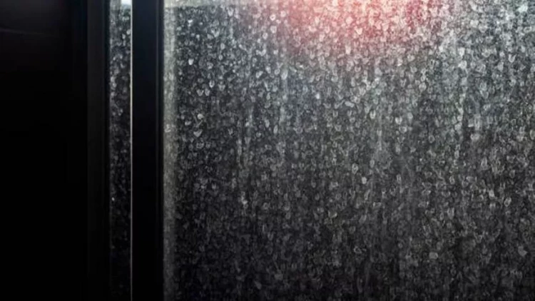 Ərpdən matlaşan duş kabinləri üçün təbii həll - Şüşələr güzgü kimi olur