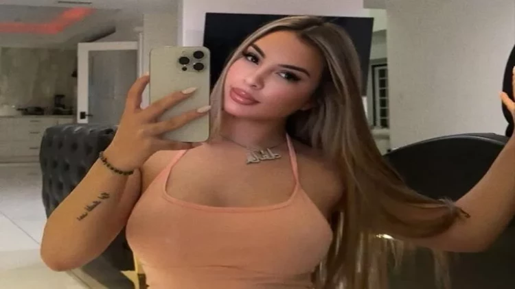 Tanınmış bloqer maşınında güllələnib öldürüldü - FOTO