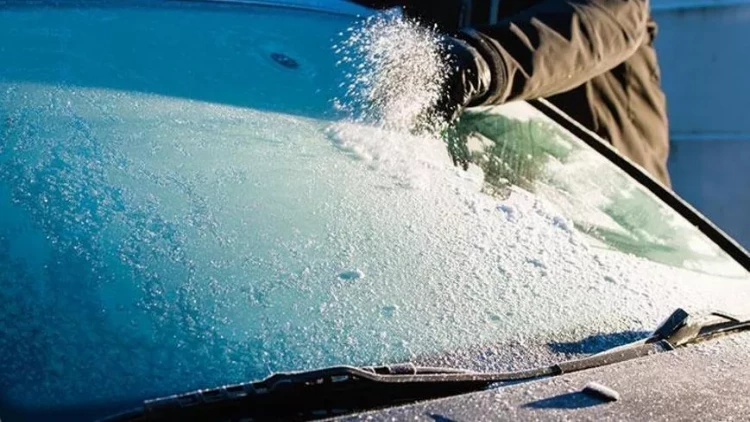 Buzlu avtomobil şüşəsinə əsla isti su tökməyin!  Bu üsulla buz dərhal əriyəcək