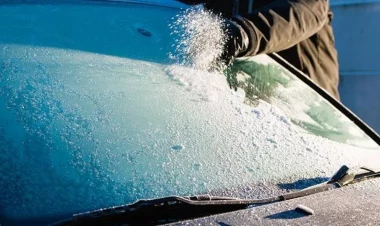 Buzlu avtomobil şüşəsinə əsla isti su tökməyin!  Bu üsulla buz dərhal əriyəcək